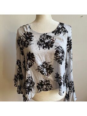Astr NEW gray black sz Medium blouse bell sleeve